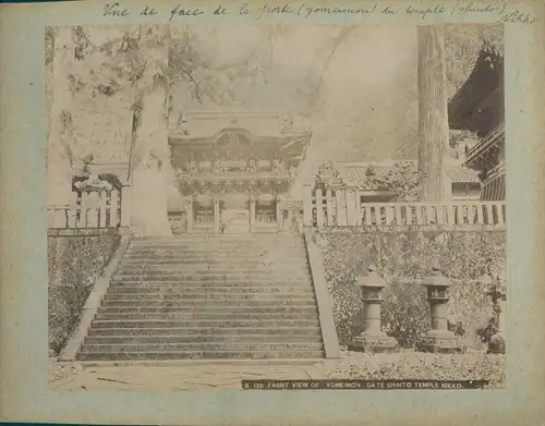 Foto Nikko Präfektur Tochigi Japan, Front view of the Yomeimon Gate at the Shinto Temple