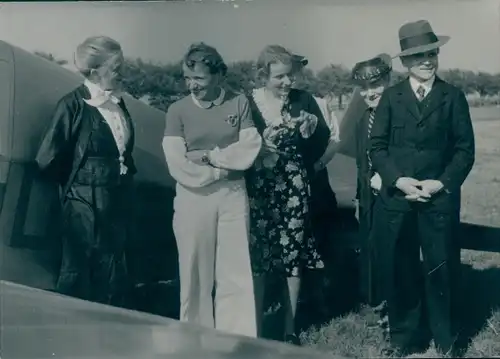 Ak Flugpionierin Hanna Reitsch (2te von links), Militärfliegerabzeichen in Gold mit Brillanten