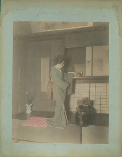 Foto Japan, Japanische Frau im Kimono in der Stube