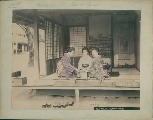 Foto Nagasaki Präf. Nagasaki Japan, Osuwa Park, tea house, tea ceremony, women wearing the kimono