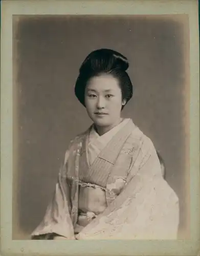Foto Japan, Japanese woman wearing the kimono, portrait