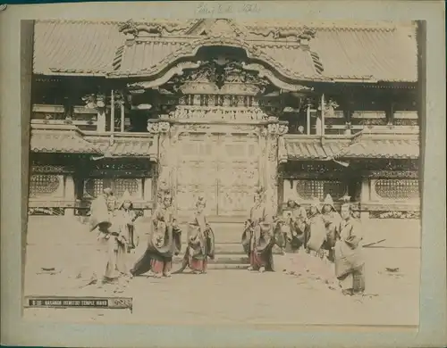 Foto Nikko Präfektur Tochigi Japan, Karamon Iyemitsu Temple, priests