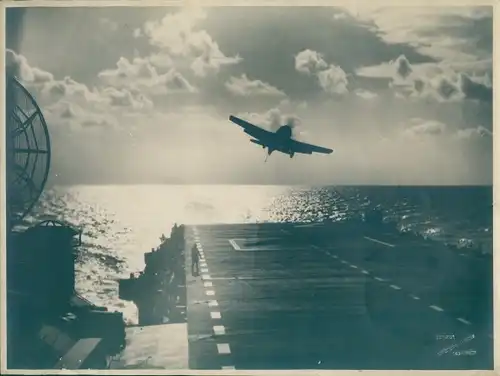 Foto Amerikanisches Militärflugzeug startet von einem Flugzeugträger
