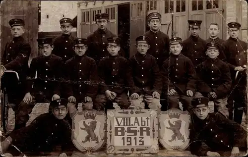 Foto Ak Berlin, VIII. Abteilung BSR 1913, Jungen in Uniformen, Stadtreinigung ?