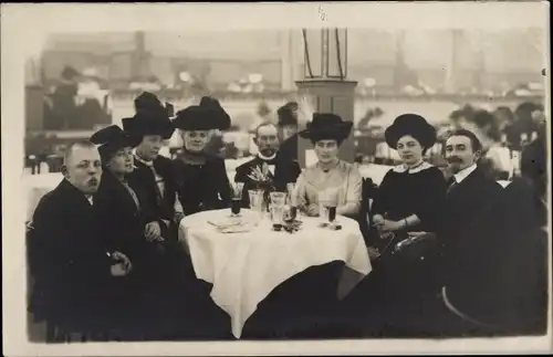 Foto Ak Berlin Mitte, Gruß aus dem Konzerthaus Clou, Männer und Frauen am Tisch