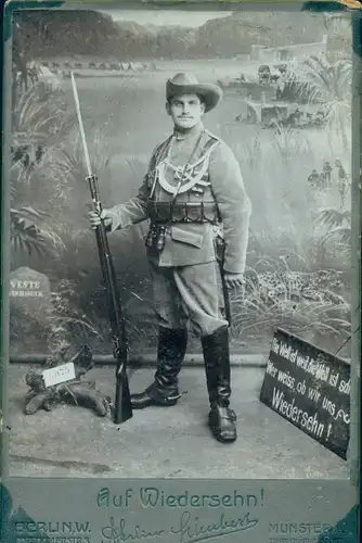 Foto Deutscher Kolonialsoldat in Uniform, Schützenschnur, Bajonett, Portrait