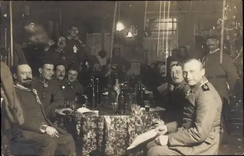 Foto Ak Deutsche Soldaten in Uniformen, Weihnachtsfeier der Nachrichtentruppe