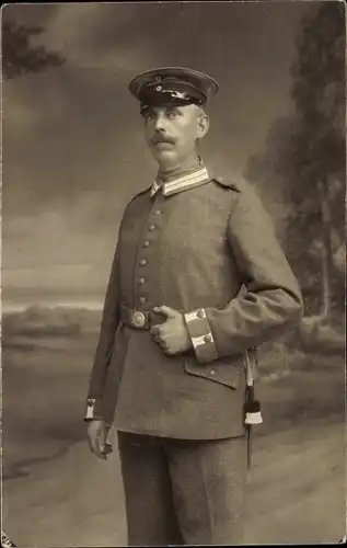 Foto Ak Deutscher Soldat in Uniform, Standportrait