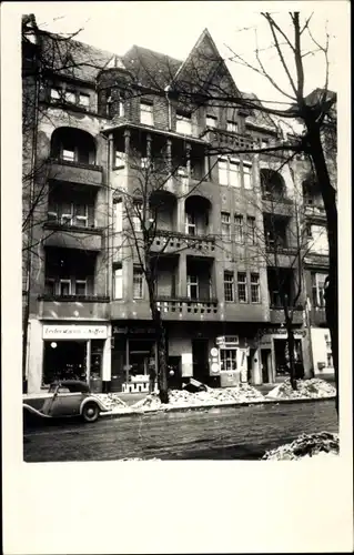 Foto Berlin, Straßenpartie mit Wohn und Geschäftshaus, Auto, Winter