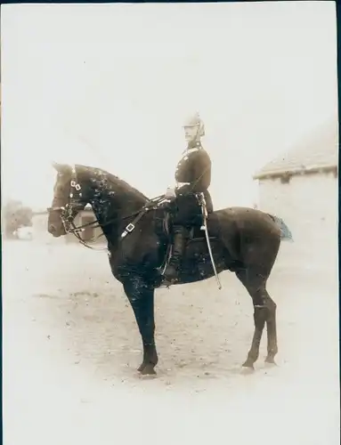 Foto Deutscher Soldat in Uniform auf einem Pferd, Portrait