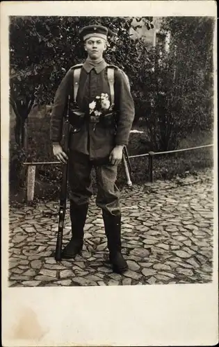 Foto Ak Deutscher Soldat in Uniform, Standportrait