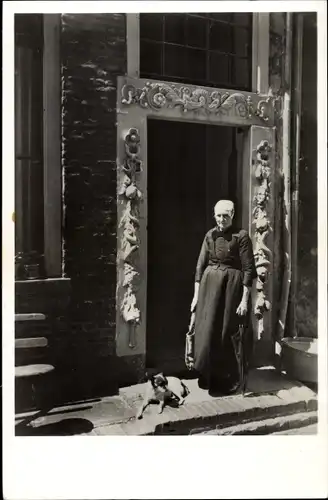 Ak Elburg Gelderland, Antieke deur in de Schapesteeg, alte Frau mit Hund