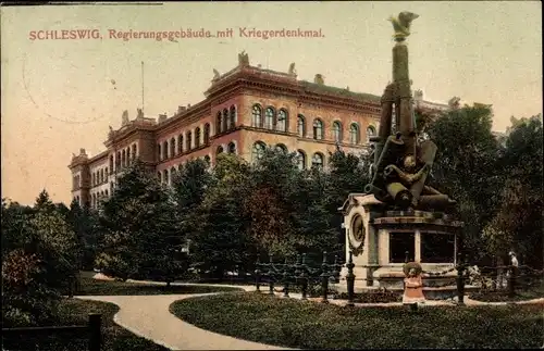 Ak Schleswig an der Schlei, Regierungsgebäude, Kriegerdenkmal
