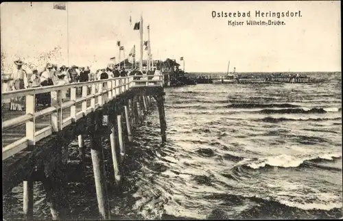 Ak Ostseebad Heringsdorf auf Usedom, Kaiser Wilhelm Brücke, Spaziergänger