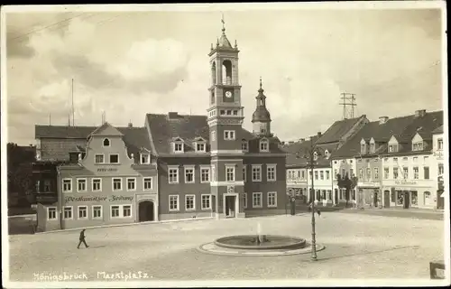Ak Königsbrück in der Oberlausitz, Marktplatz, Springbrunnen, Turm mit Uhr