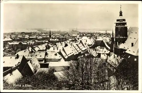 Ak Pirna an der Elbe, Blick über die Dächer im Schnee, Kirchturm