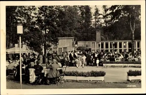 Ak Markkleeberg in Sachsen, Gartenbauausstellung, HO Schänke, Außenansicht, Menschen bei Tisch
