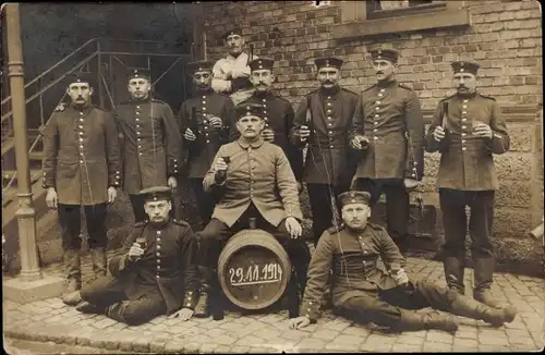 Foto Ak Deutsche Soldaten in Uniformen, Fass, 29.11.1914