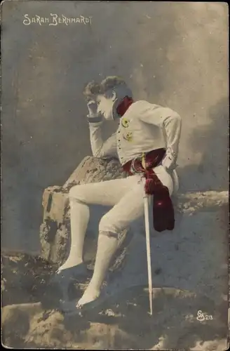 Ak Schauspielerin Sarah Bernhardt in Uniform, Säbel