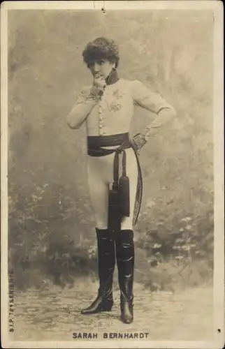 Ak Schauspielerin Sarah Bernhardt, Standportrait in Uniform