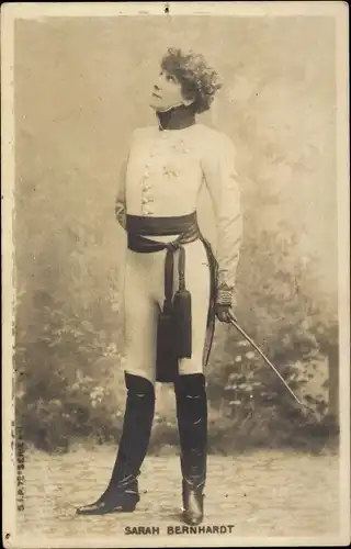 Ak Schauspielerin Sarah Bernhardt, Standportrait in Uniform