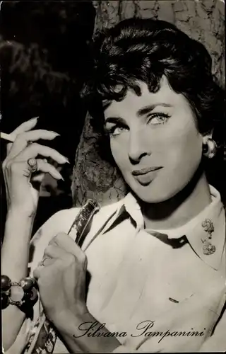 Ak Schauspielerin Silvana Pampanini, Zigarette