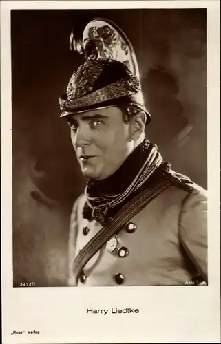 Ak Schauspieler Harry Liedtke, Portrait mit Helm und Uniform
