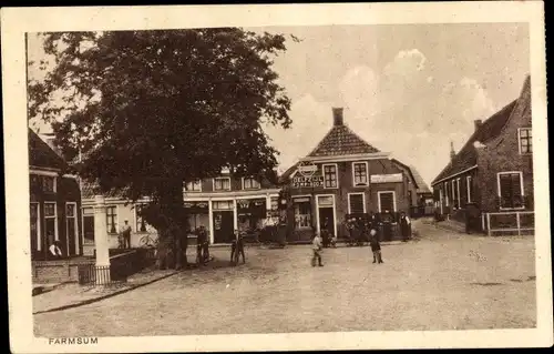 Ak Farmsum Groningen, Dorfplatz, Passanten
