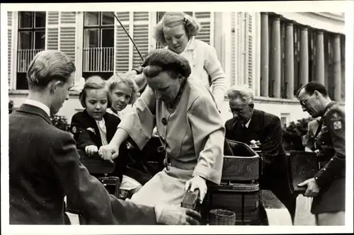 Ak Soestdijk Utrecht, Juliana der Niederlande mit Töchtern 1948