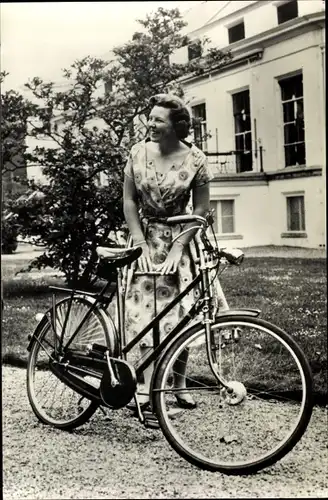 Ak Soestdijk, Prinzessin Beatrix der Niederlande mit Fahrrad
