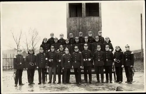 Foto Ak Männer in Uniformen, Feuerwehr?, Soldaten?