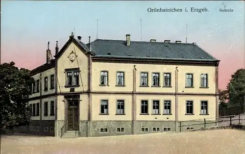 Ak Grünhainichen Erzgebirge, Blick auf die Schule, Eingang