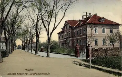 Ak Dahlen in Sachsen, Bahnhofstraße mit Haushaltungsschule