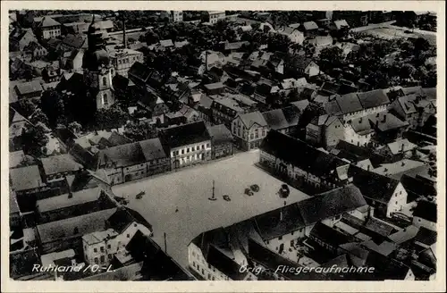 Ak Ruhland in der Oberlausitz, Luftbild vom Ort, Markt