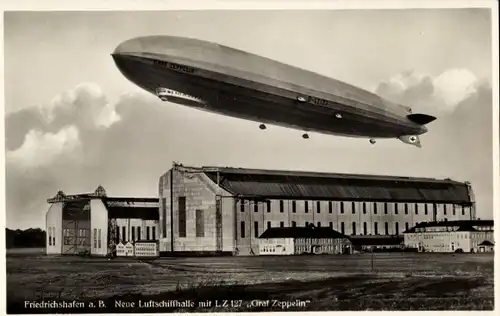 Ak Friedrichshafen am Bodensee, Luftschiff LZ 127 Graf Zeppelin über der Luftschiffhalle