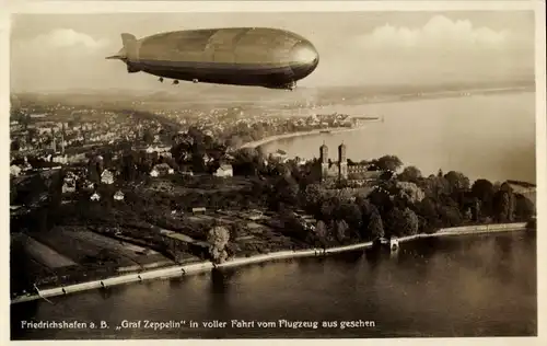 Ak Friedrichshafen am Bodensee, Luftschiff LZ 127 Graf Zeppelin in voller Fahrt, Fliegeraufnahme