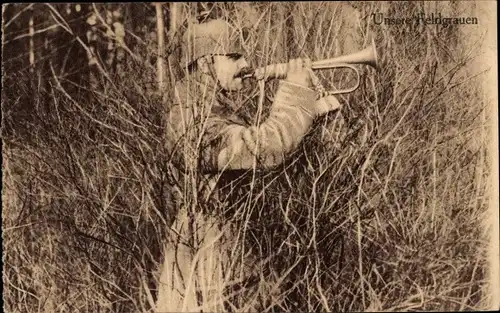 Ak Deutscher Soldat in feldgrauer Uniform mit Trompete