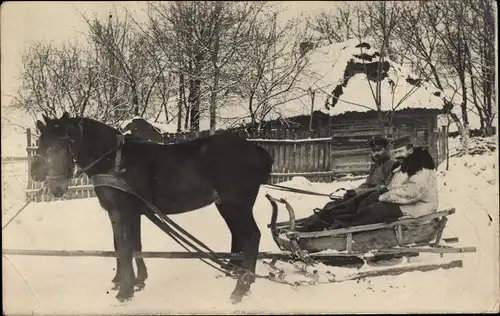Foto Ak Deutsche Soldaten in Uniformen in einem Pferdeschlitten, I WK