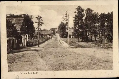 Ak Lida Weißrussland, Ferma, Bauerngehöft, Straßenpartie
