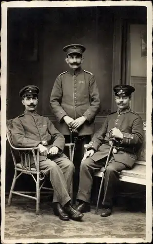Foto Ak Drei Deutsche Soldaten in Uniformen, Portrait