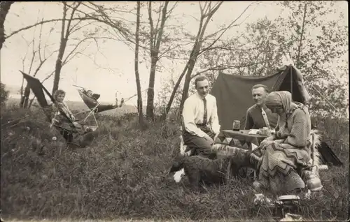 Foto Ak Männer und Frauen beim Camping, Hängematten
