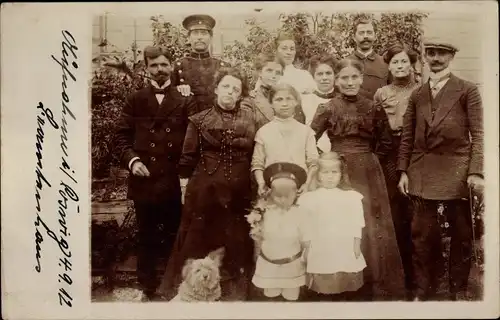 Foto Ak Coswig in Sachsen ?, Gruppenaufnahme vor dem Beamtenhaus 1912