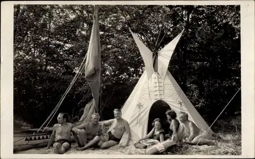 Foto Ak Männer und Frauen in Badekleidung vor einem Zelt