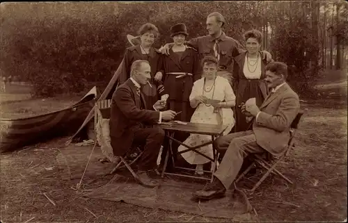 Foto Ak Männer und Frauen spielen Karten, Zelt, Kanu