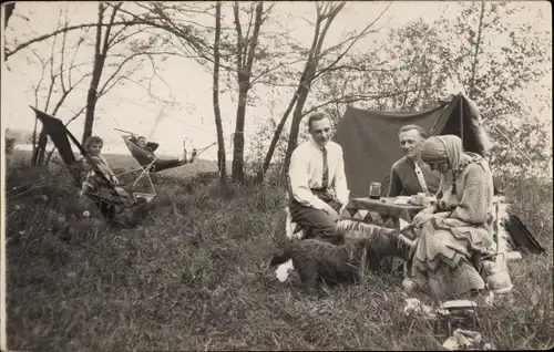 Foto Ak Männer und Frauen vor einem Zelt und in Hängematten