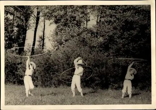 Foto Ak Mann und Kinder als Cowboys mit Lassos