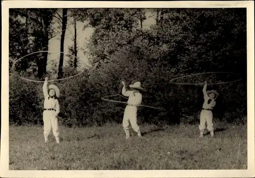 Foto Ak Mann und Kinder als Cowboys mit Lassos