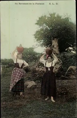 Ak En Revenant de la Fontaine, Frauen in Trachten mit Wasserkrügen