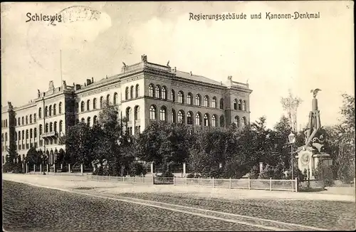 Ak Schleswig an der Schlei, Regierungsgebäude und Kanonendenkmal