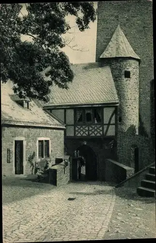 Ak Altena im Märkischen Kreis, Blick auf das Burgtor, Mann